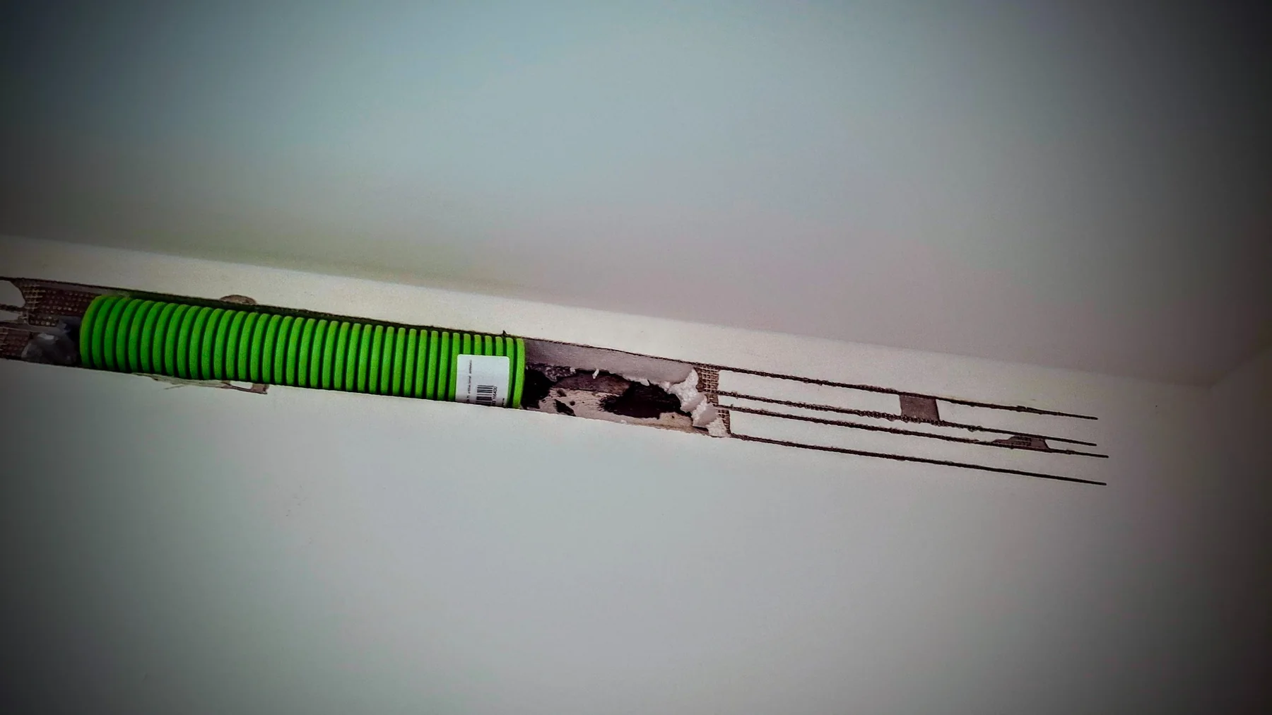 Potrubí SOL-FLEX uložené ve stěnové drážce