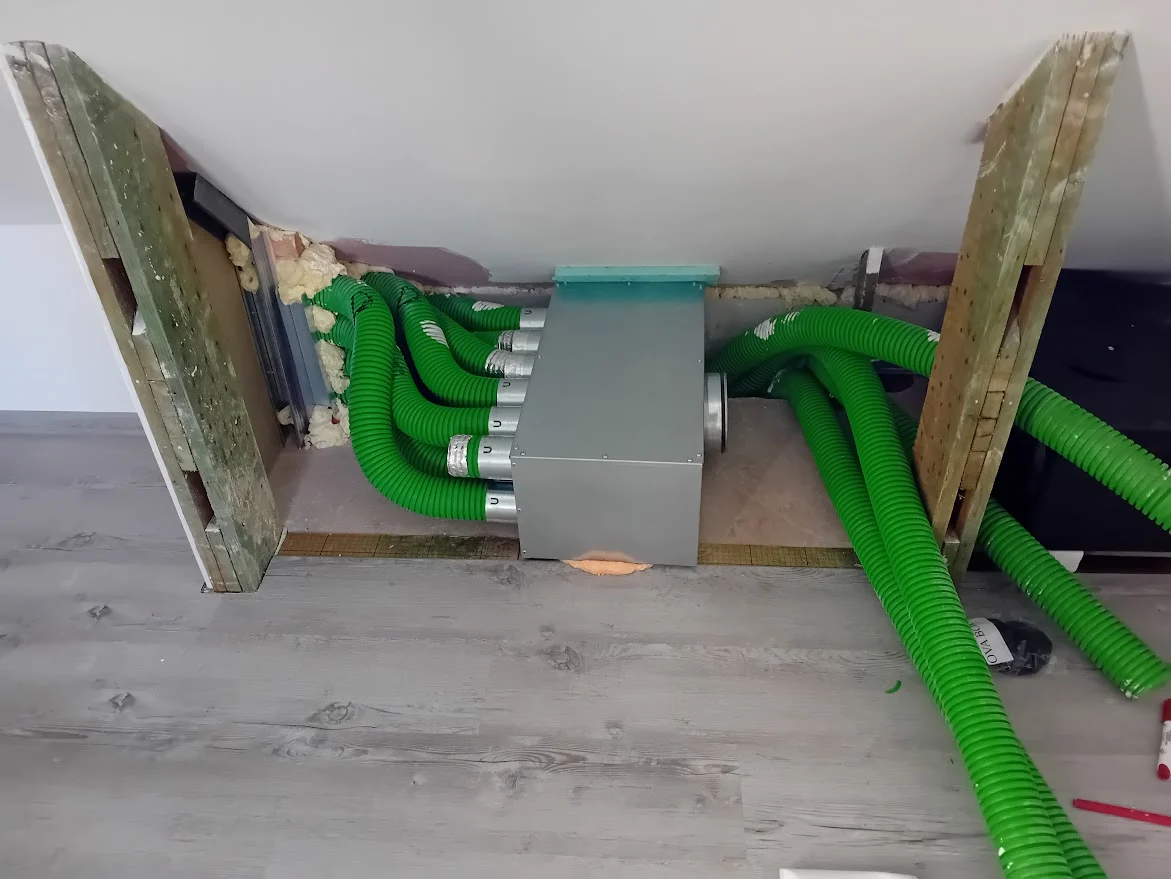 Zelené flexibilní rozvody a rozdělovací box rekuperace v Nových Dvorech
